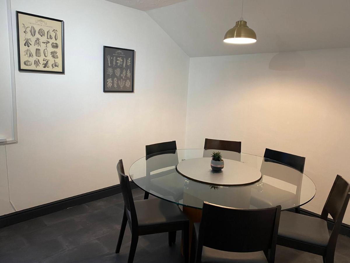 Apartment Gorgeous Town Center 3 Bedroom Self Contained For 1-5 People
