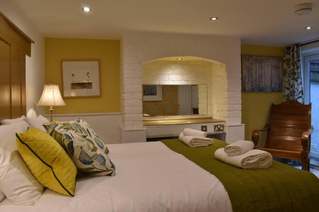 The Cheltenham, Stylish 1-bed Victorian *