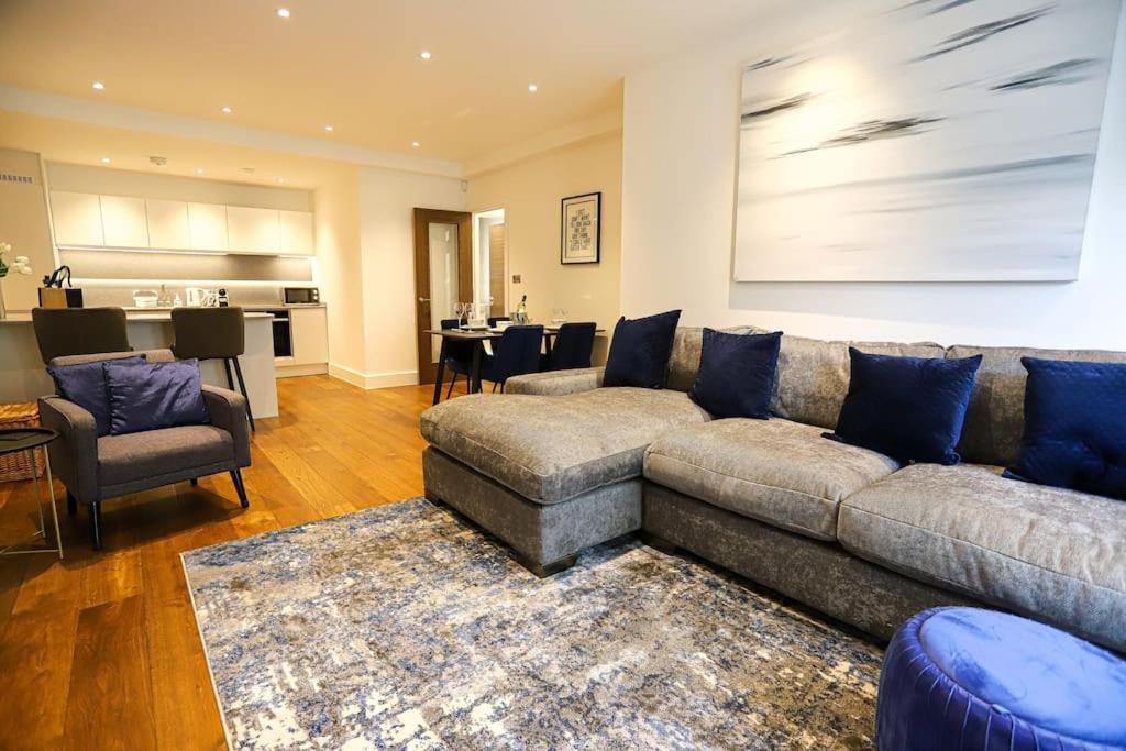 Stylish 2 Bedroom And Terrace Sleeps 4