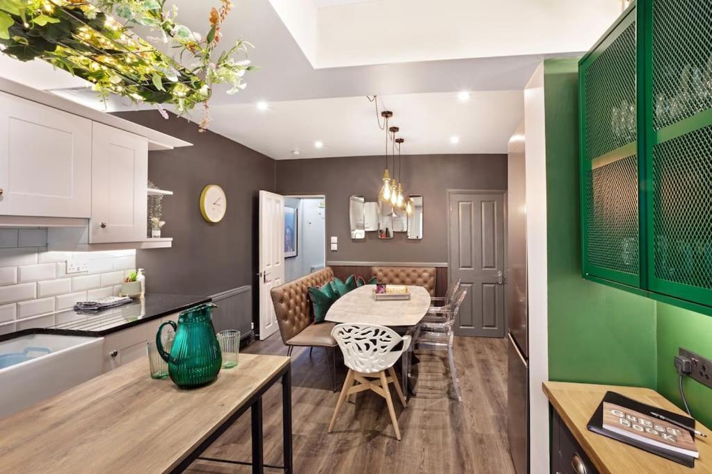 Stunning 4bed Townhouse By Hic & Trendy Kings Quarter! Holiday home