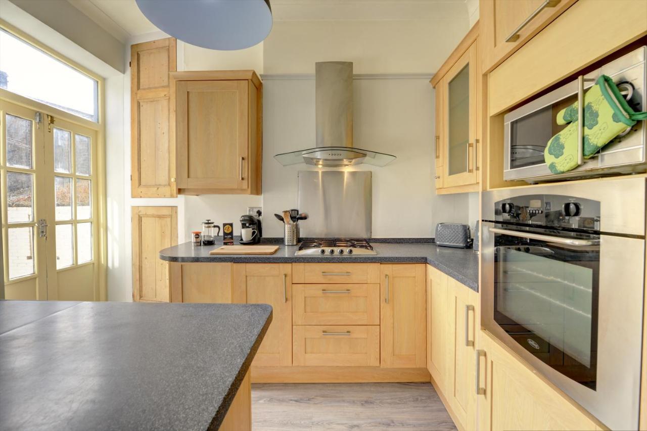 Apartment Stylish 2 Bedroom Maisonette With Parking *
