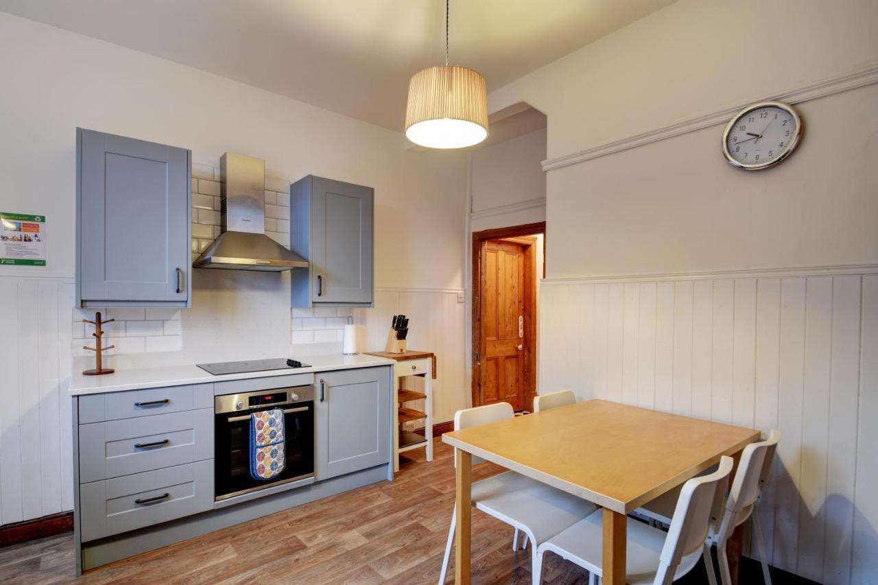 Spacious Victorian Townhouse Near Hcc With Off Street Parking