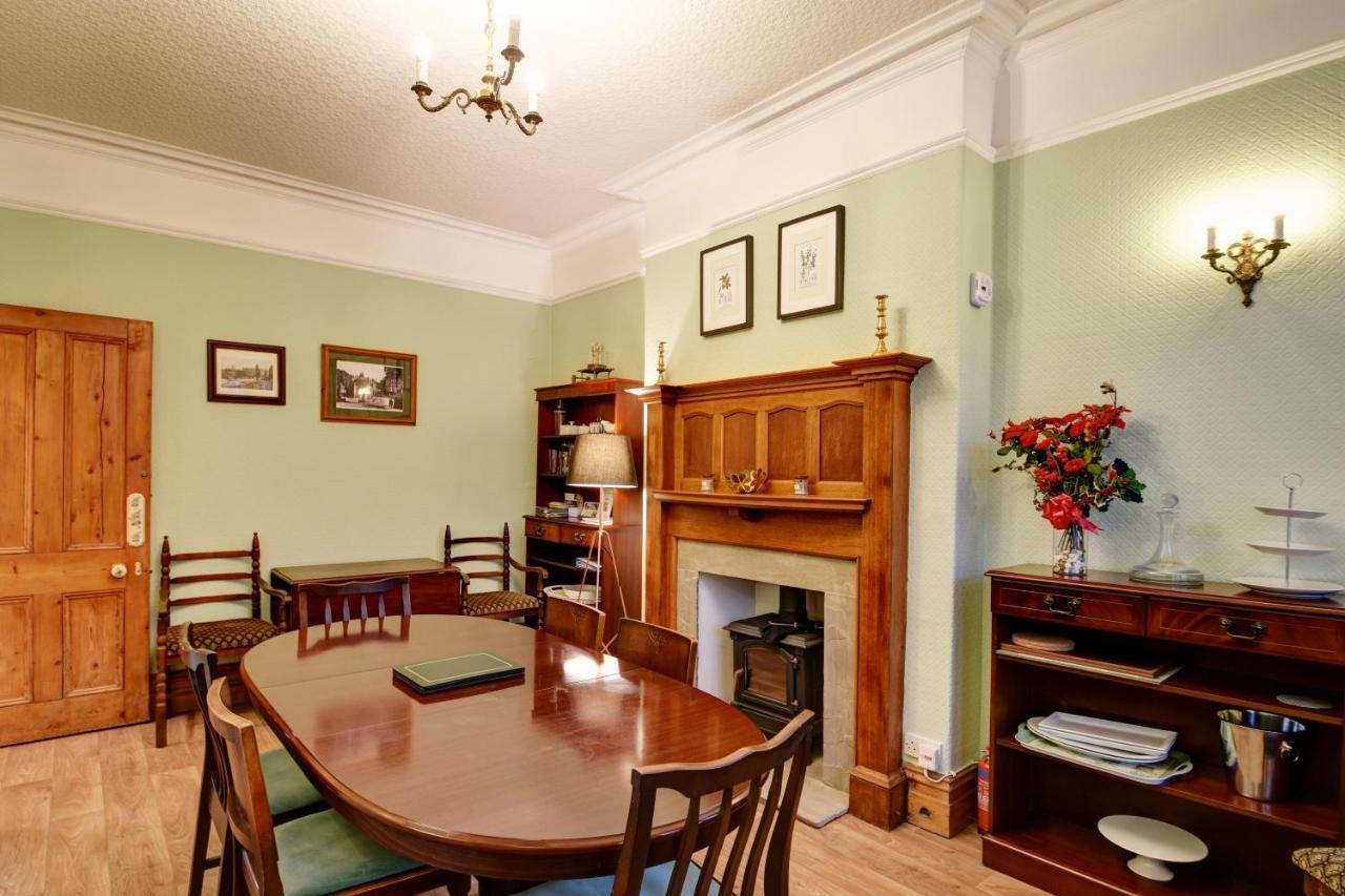 Spacious Victorian Townhouse Near Hcc With Off Street Parking