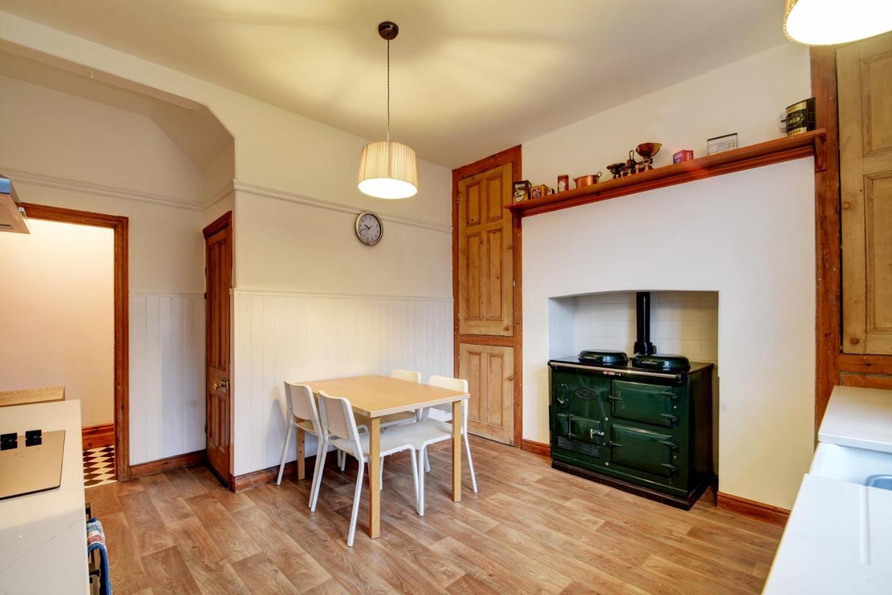 Holiday home Spacious Victorian Townhouse Near Hcc With Off Street Parking *
