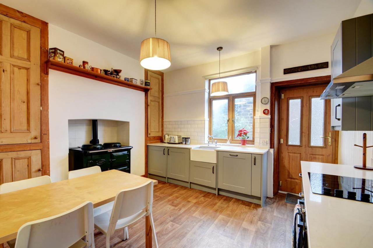Spacious Victorian Townhouse Near Hcc With Off Street Parking *