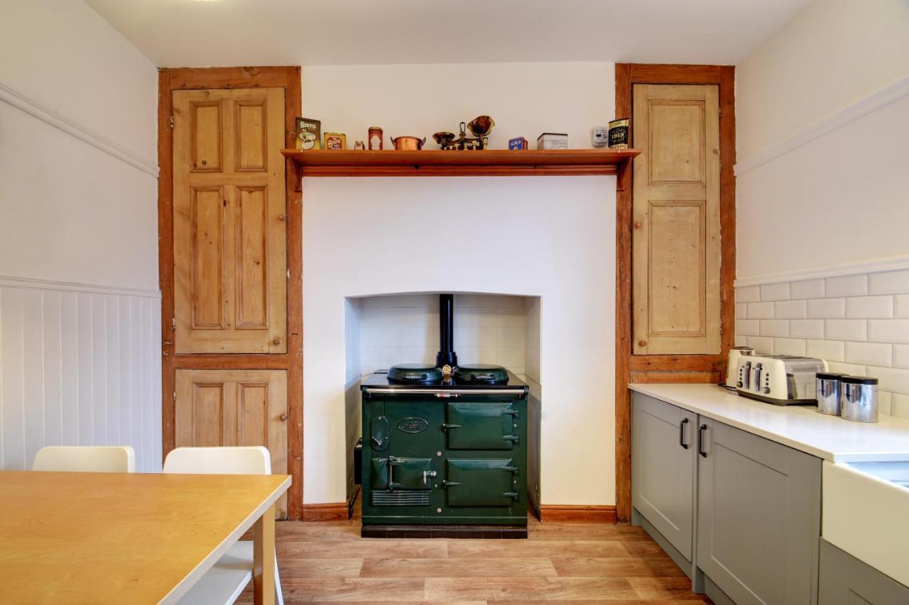 Spacious Victorian Townhouse Near Hcc With Off Street Parking * Harrogate