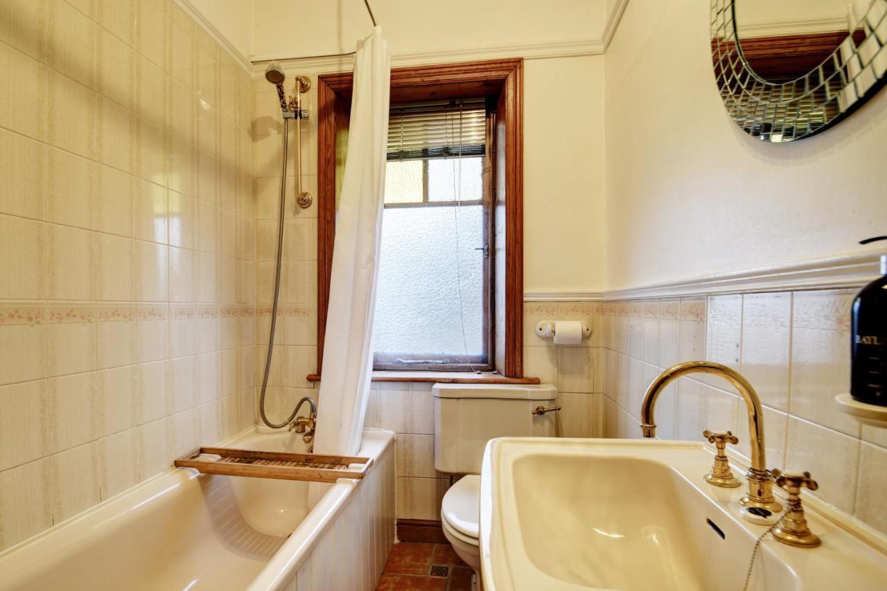 Spacious Victorian Townhouse Near Hcc With Off Street Parking * Harrogate