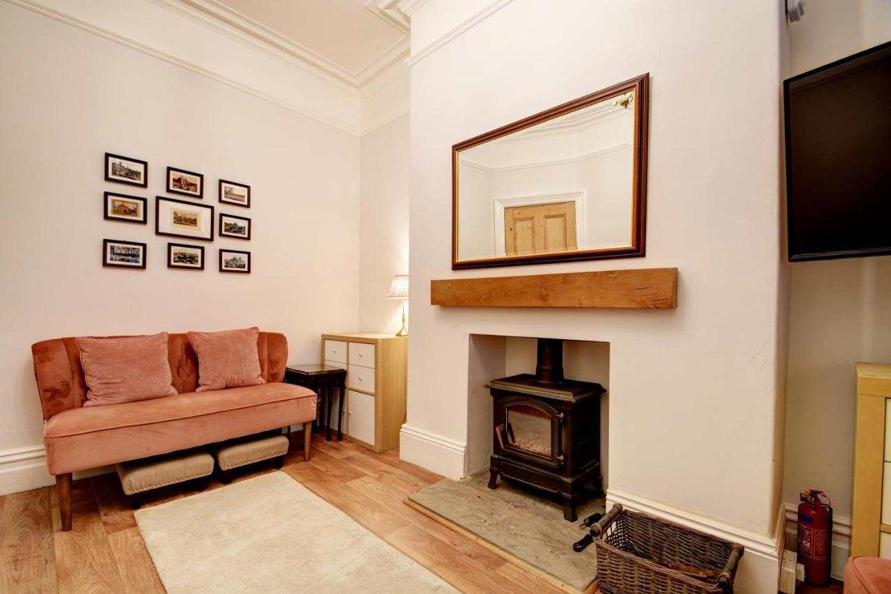 Spacious Victorian Townhouse Near Hcc With Off Street Parking