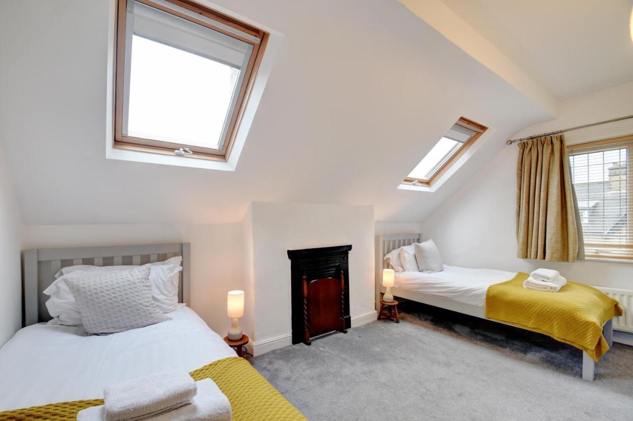 Spacious Victorian Townhouse Near Hcc With Off Street Parking