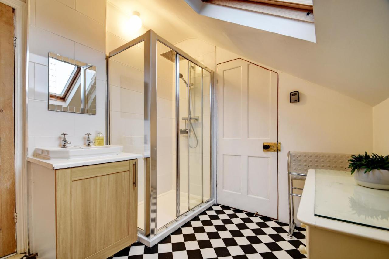 Holiday home Spacious Victorian Townhouse Near Hcc With Off Street Parking *