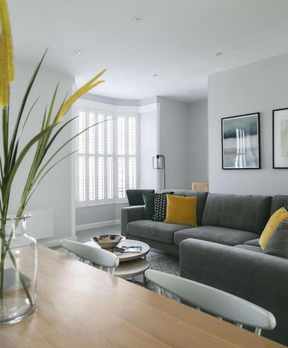 45a Oxford Street Apartment *