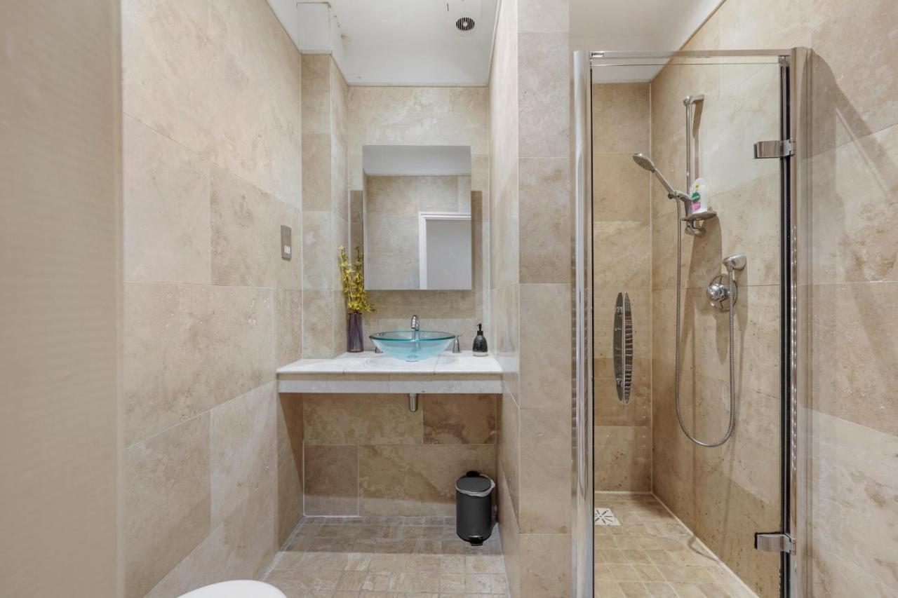Pristine Stylish Townhouse On The Stray! - Sleeps 9 Holiday home