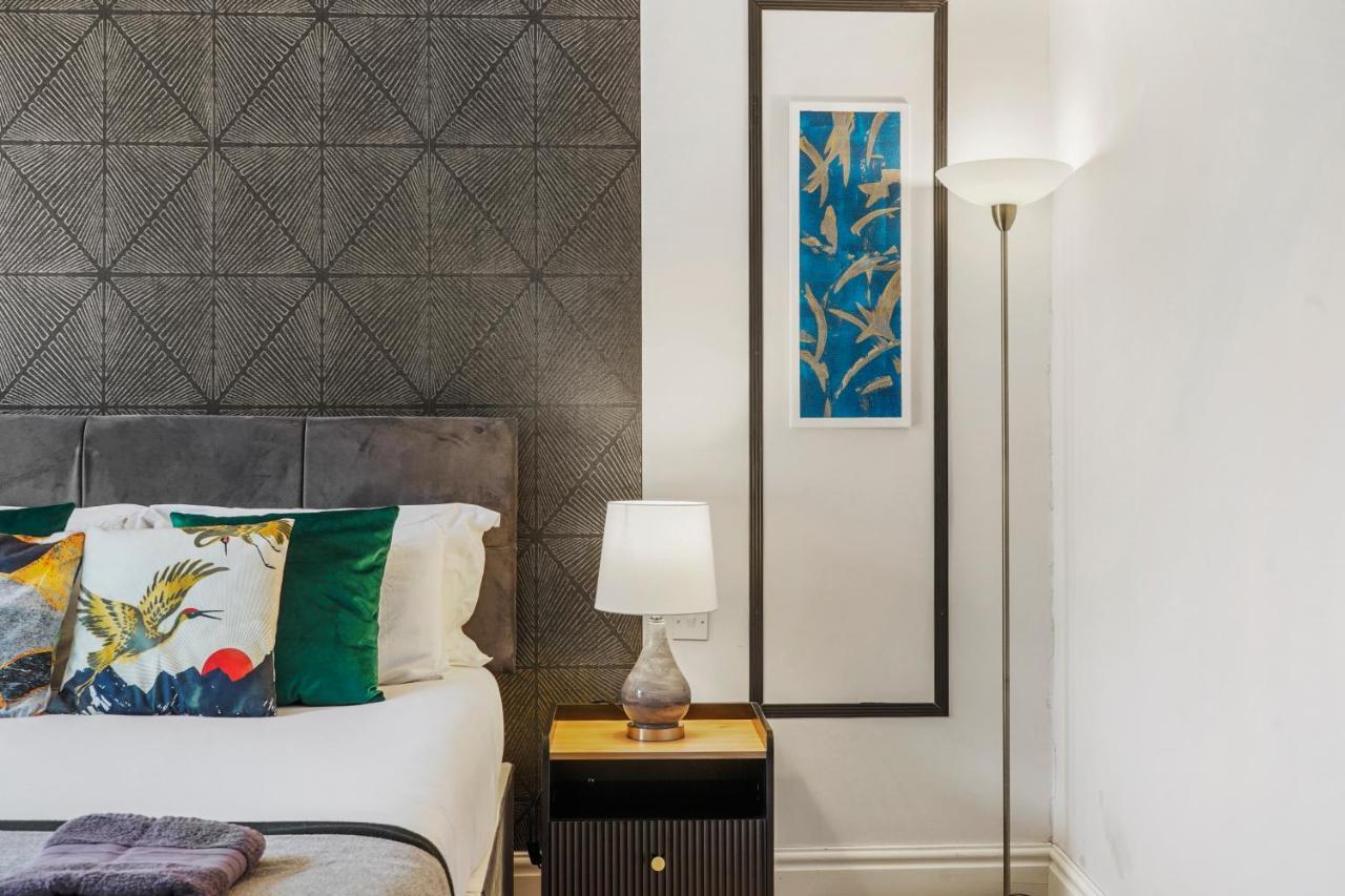 Pristine Stylish Townhouse On The Stray! - Sleeps 9 Harrogate