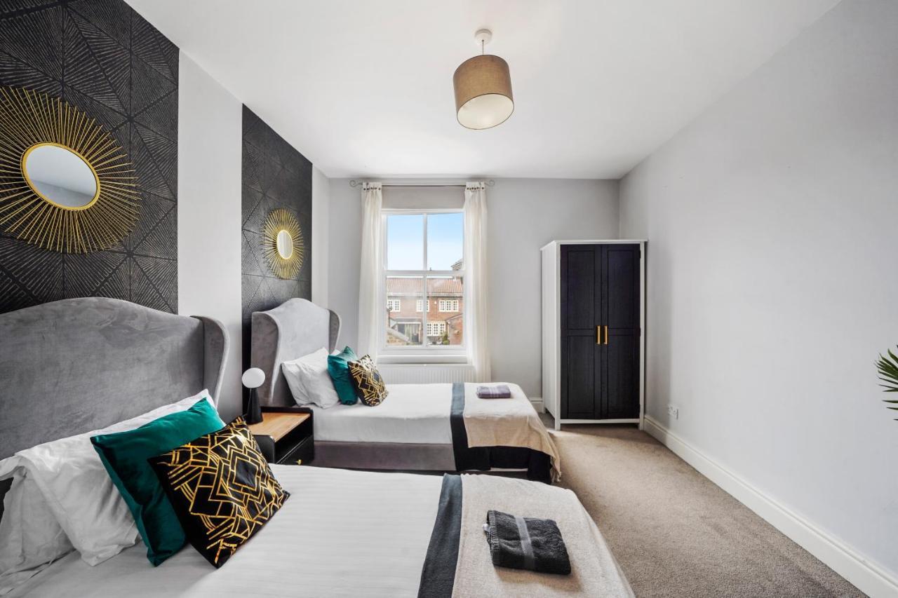 Pristine Stylish Townhouse On The Stray! - Sleeps 9 Holiday home Harrogate