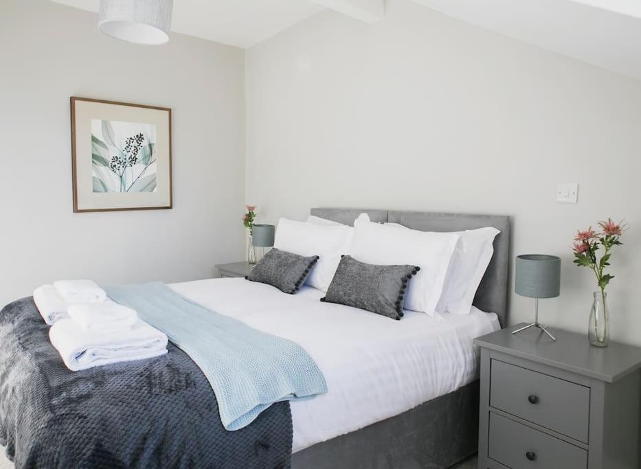 Valley Road, Fabulous 4 Bedroom House *