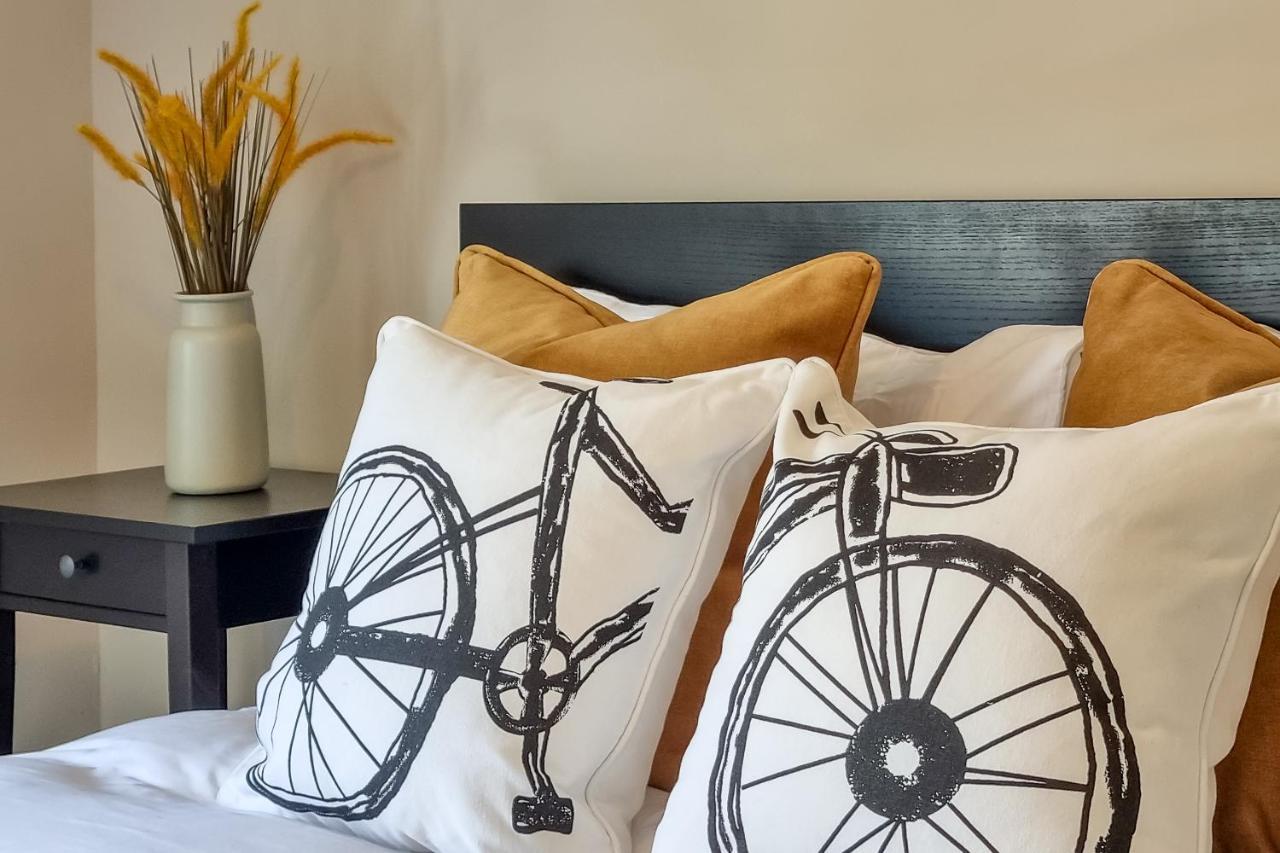 The Bs Cycle, 4 Bedroom, 2 Bathroom, House In Centre *