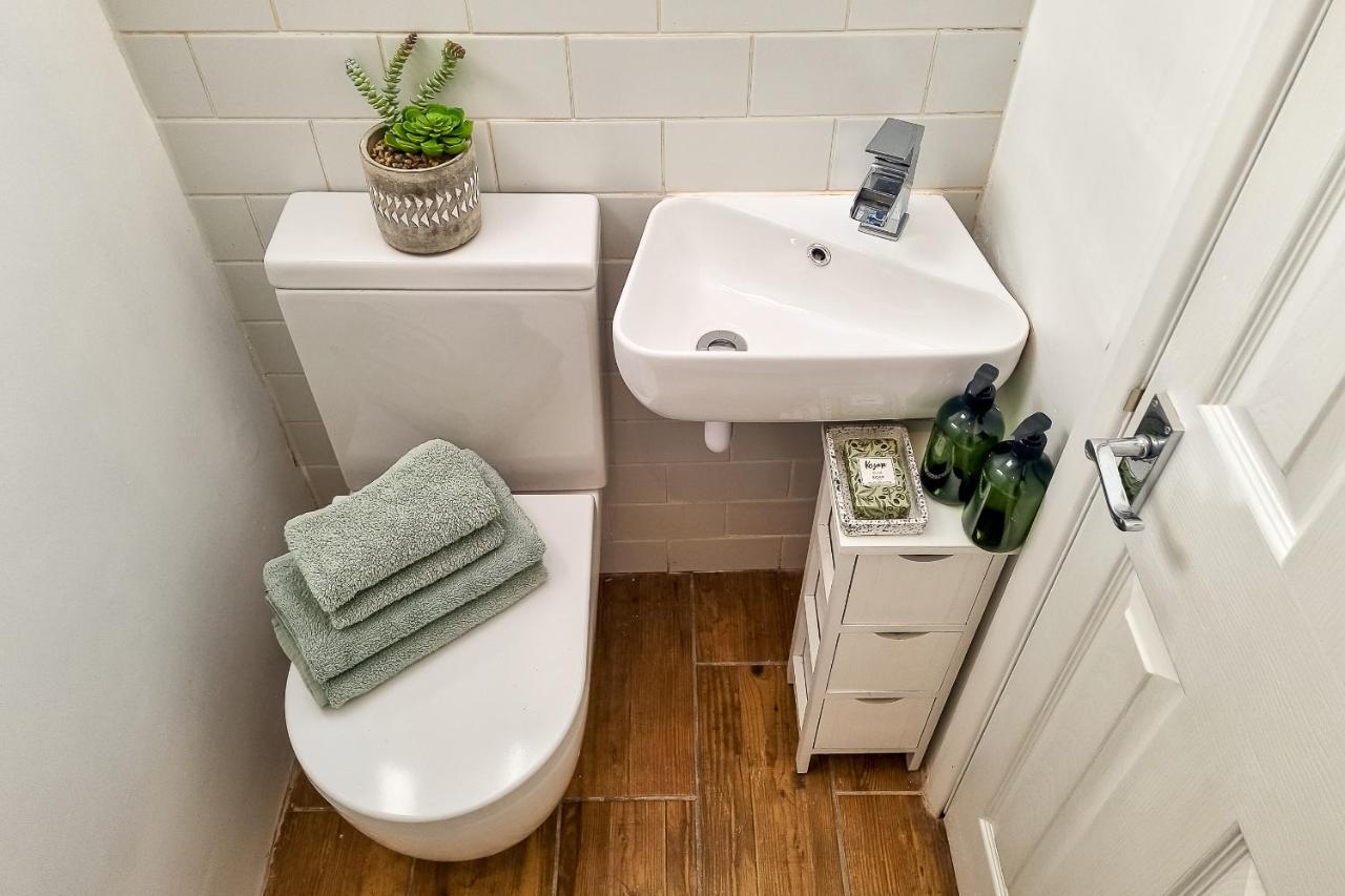 The Bs Cycle, 4 Bedroom, 2 Bathroom, House In Centre Apartment *