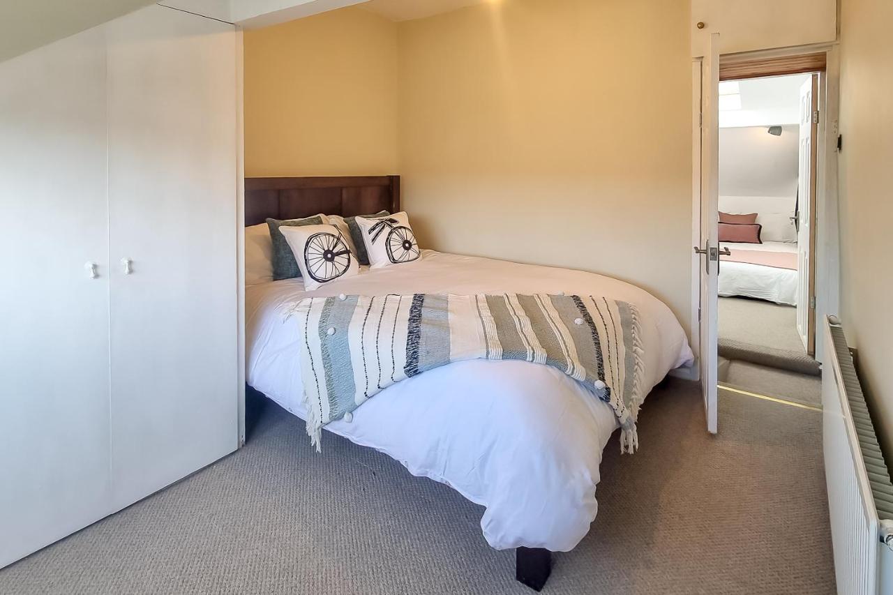 The Bs Cycle, 4 Bedroom, 2 Bathroom, House In Centre