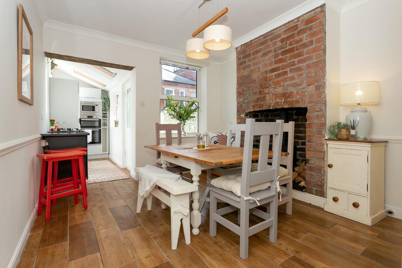 The Bs Cycle, 4 Bedroom, 2 Bathroom, House In Centre *