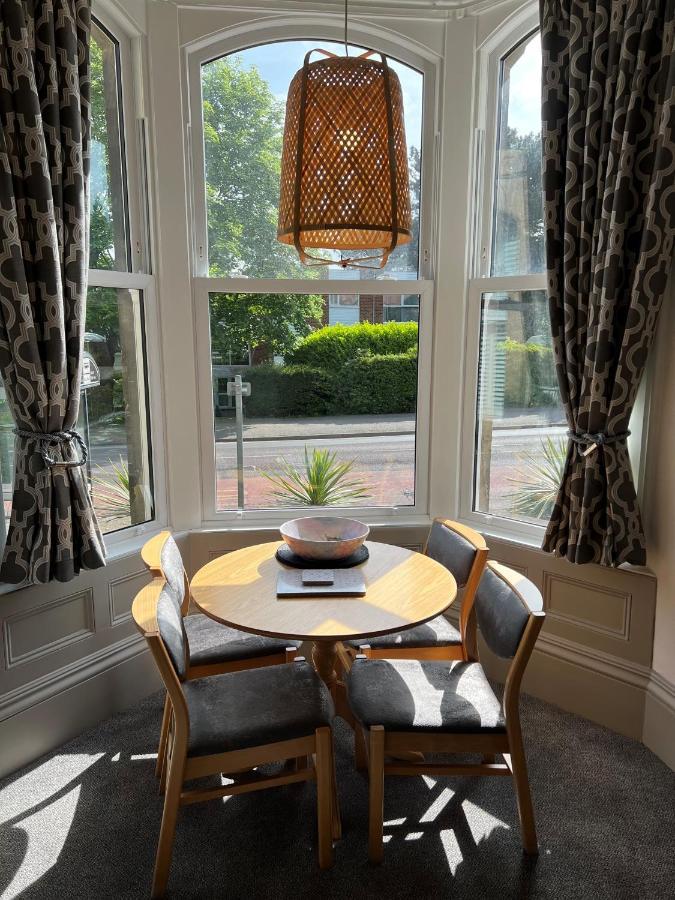 Apartment 2 Bed Ground Floor Apartment, Sleeps 4 With Free Parking *