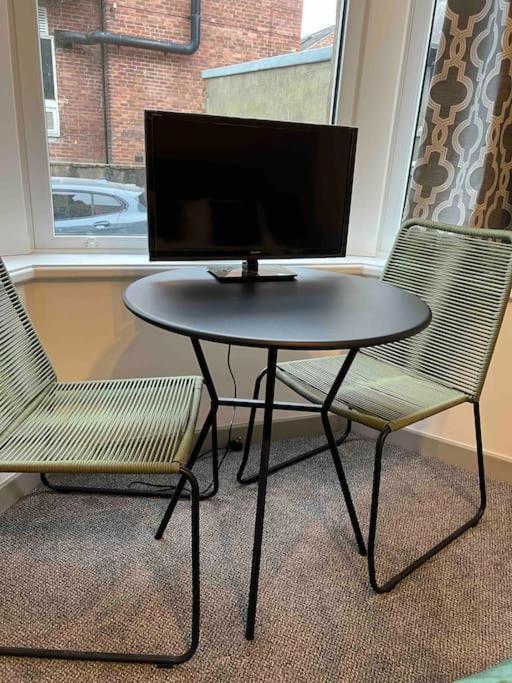 2 Bed Ground Floor Apartment, Sleeps 4 With Free Parking