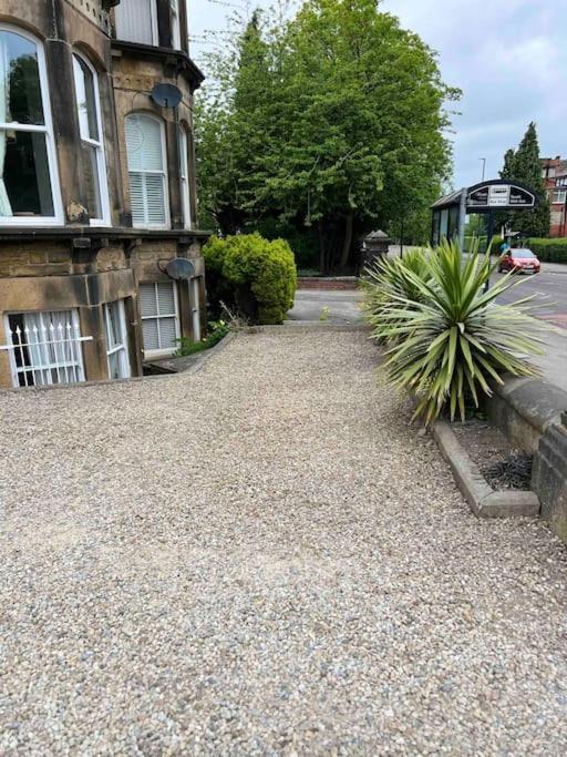 2 Bed Ground Floor Apartment, Sleeps 4 With Free Parking *