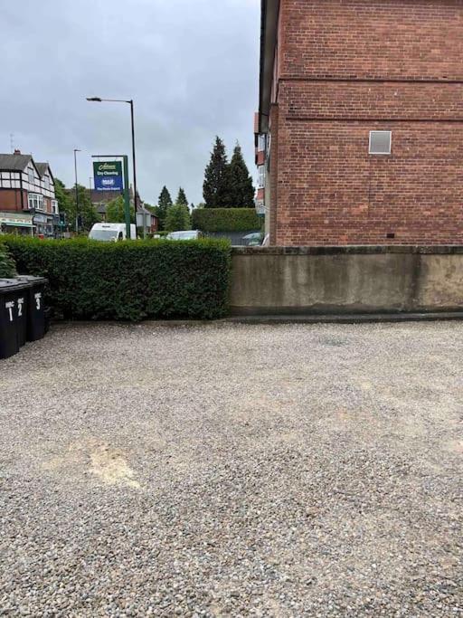 2 Bed Ground Floor Apartment, Sleeps 4 With Free Parking