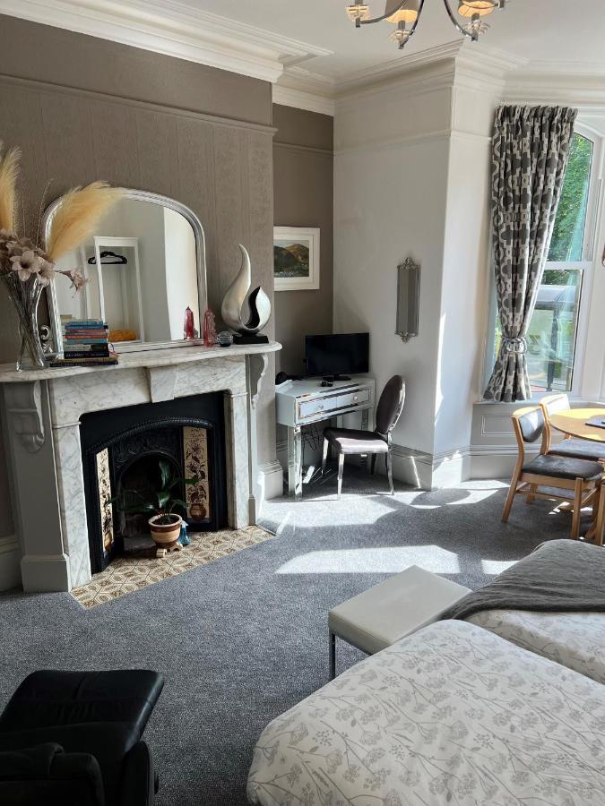 2 Bed Ground Floor Apartment, Sleeps 4 With Free Parking