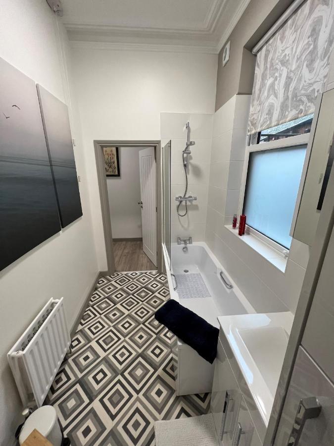 Apartment 2 Bed Ground Floor Apartment, Sleeps 4 With Free Parking