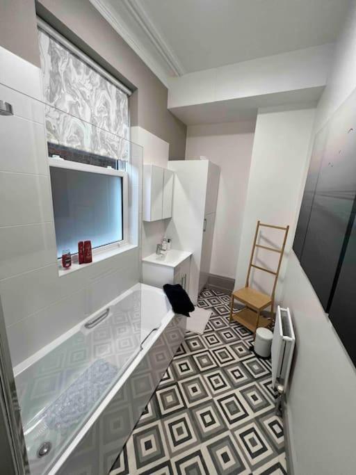 2 Bed Ground Floor Apartment, Sleeps 4 With Free Parking *
