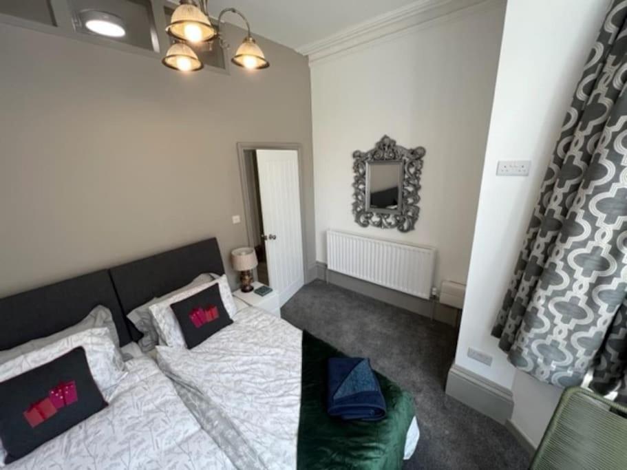 2 Bed Ground Floor Apartment, Sleeps 4 With Free Parking *