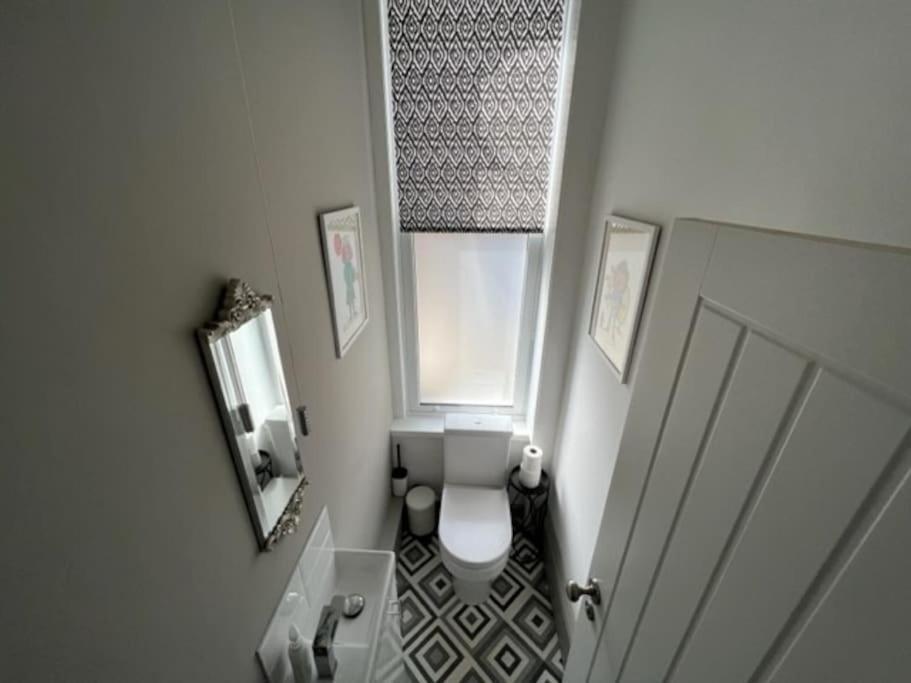 Apartment 2 Bed Ground Floor Apartment, Sleeps 4 With Free Parking *