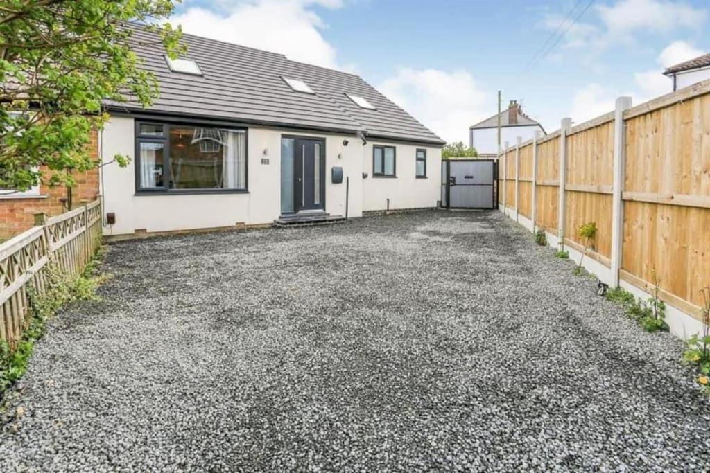 Modern House Sleeps 10, Cinema & Hot Tub * Harrogate