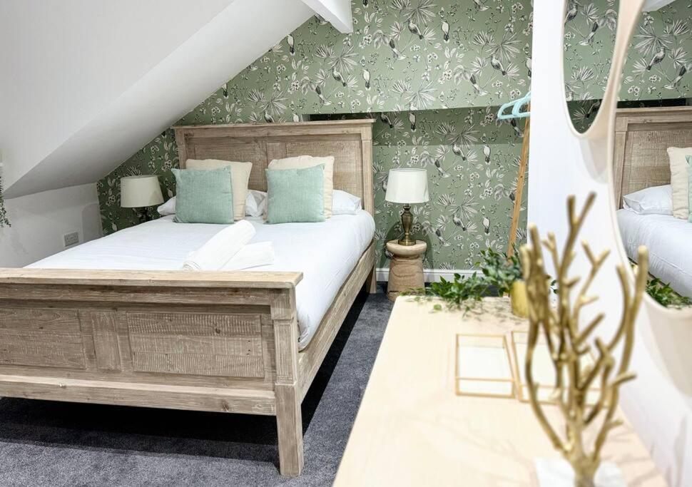 Luxury, Interior-designed, Spacious *