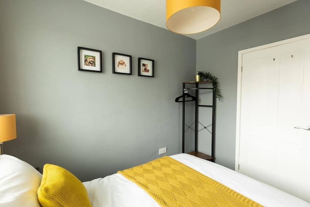 Woodfield Road - Two Bed In With Cosy Living Fire. Holiday home *