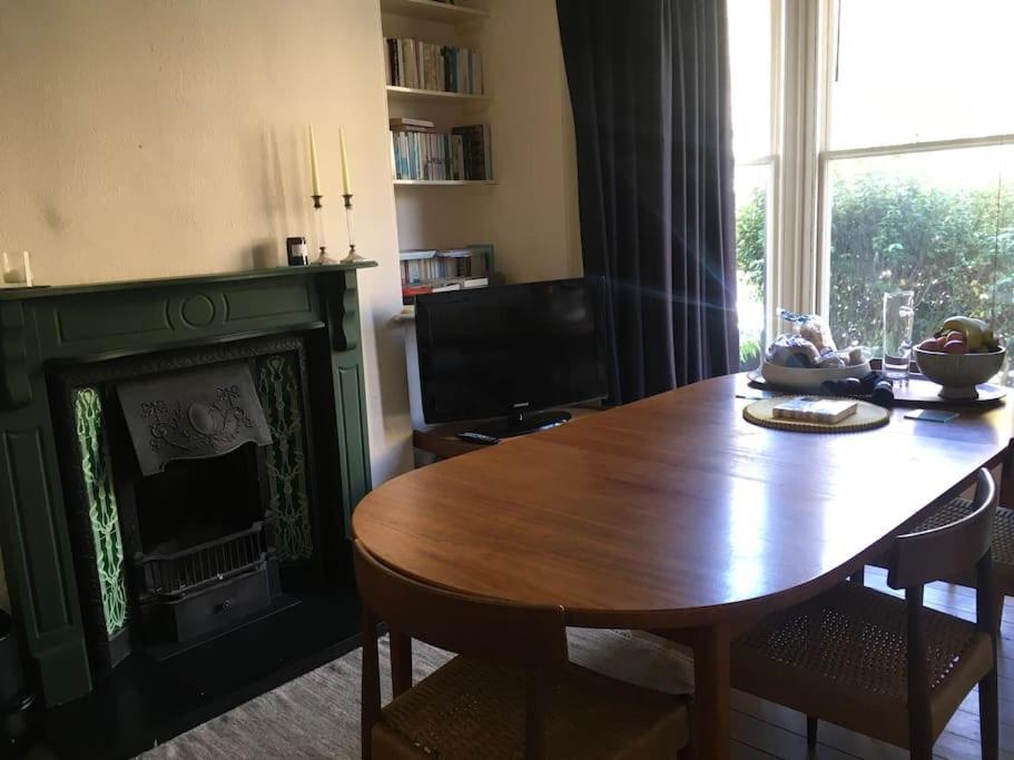 Stylish Two Large Double Bedroom House In With On Street Parking