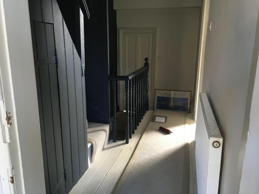 Stylish Two Large Double Bedroom House In With On Street Parking