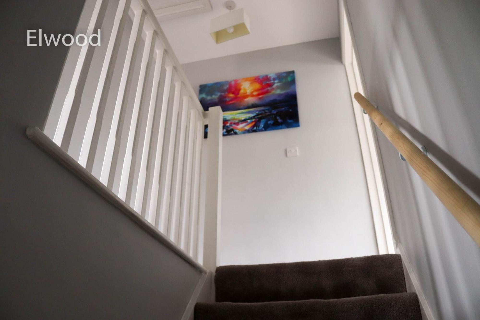 Elwood - Spacious Contemporary From In With Parking * Harrogate