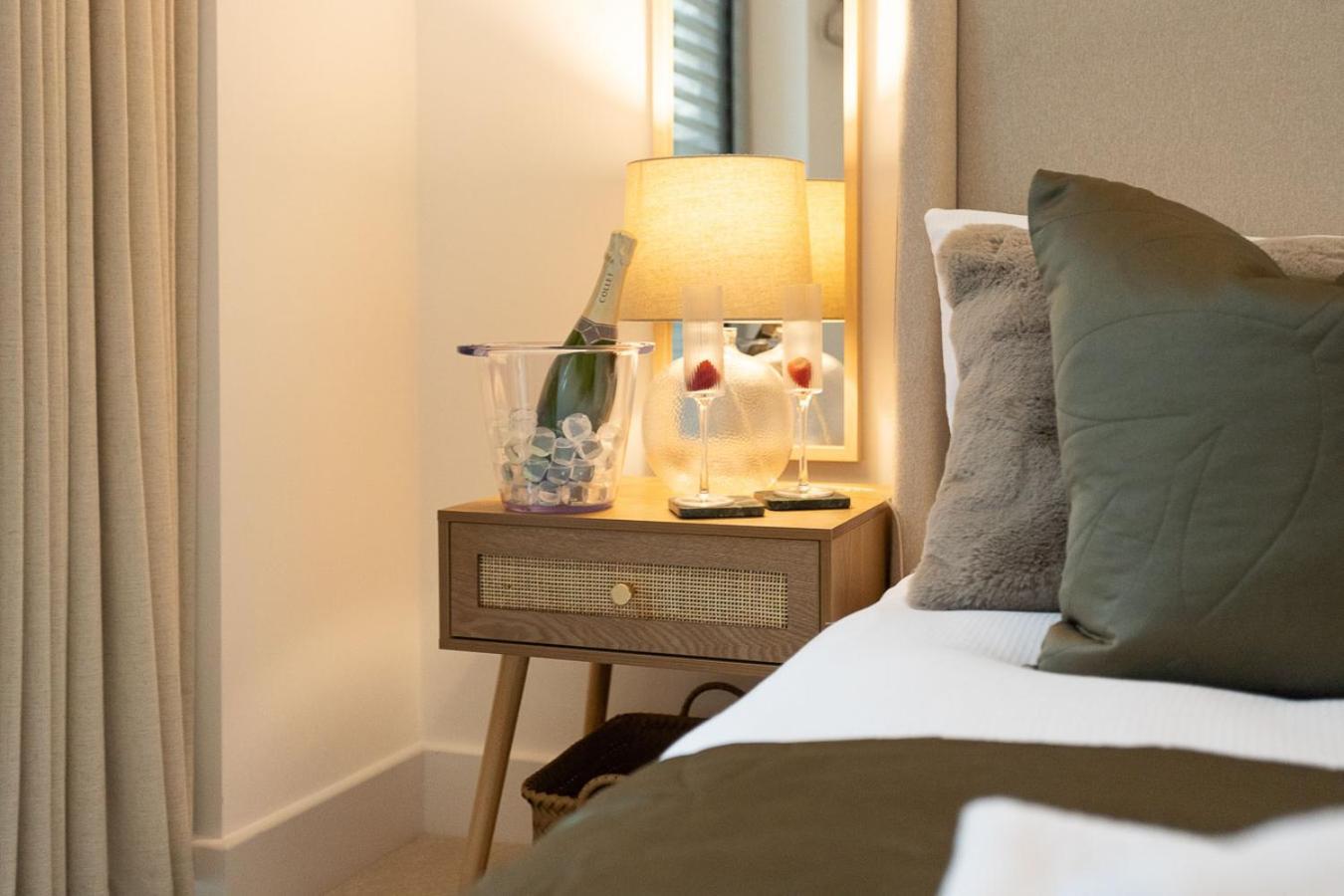 Atlas House Five Apartment