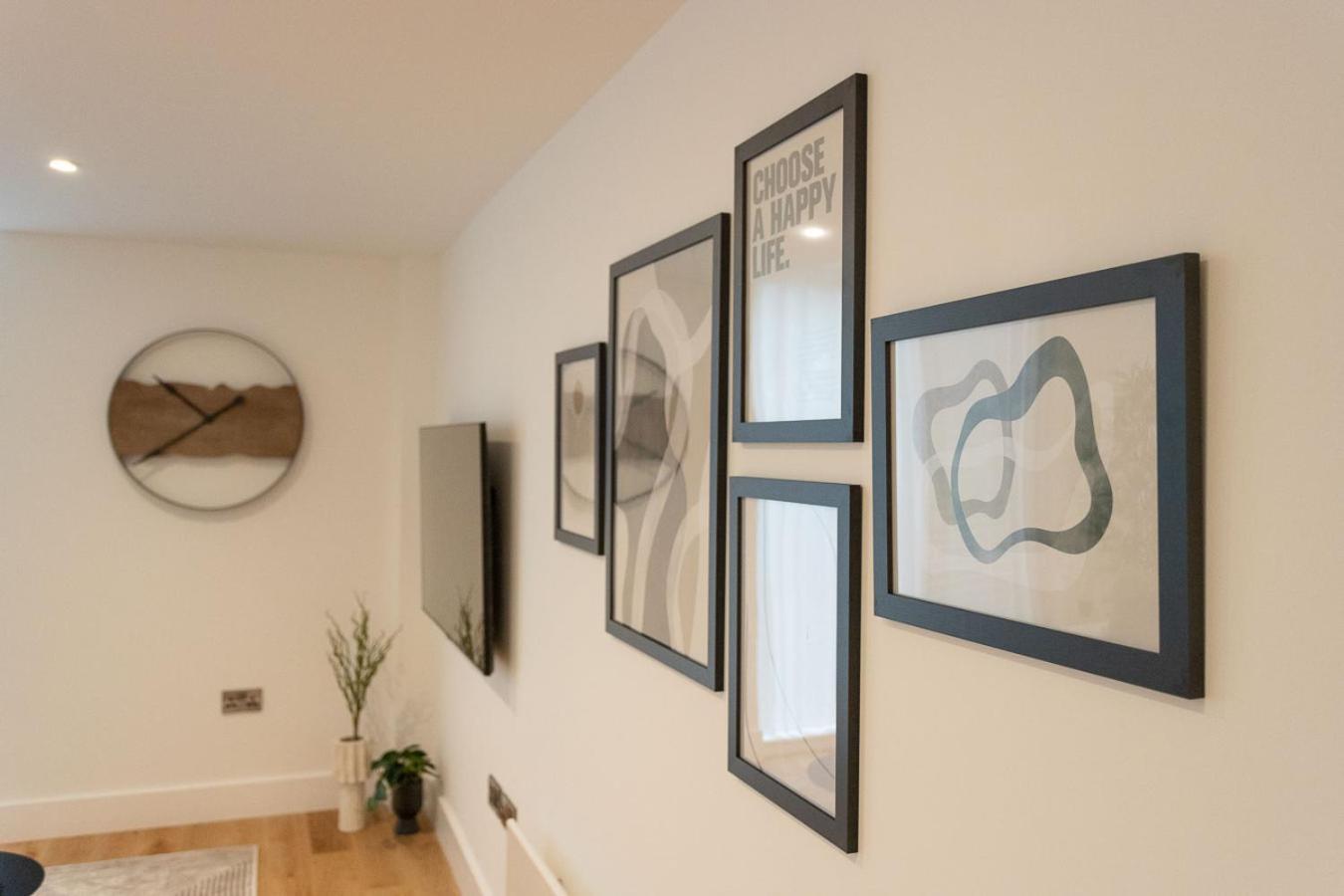 Atlas House Five Apartment *