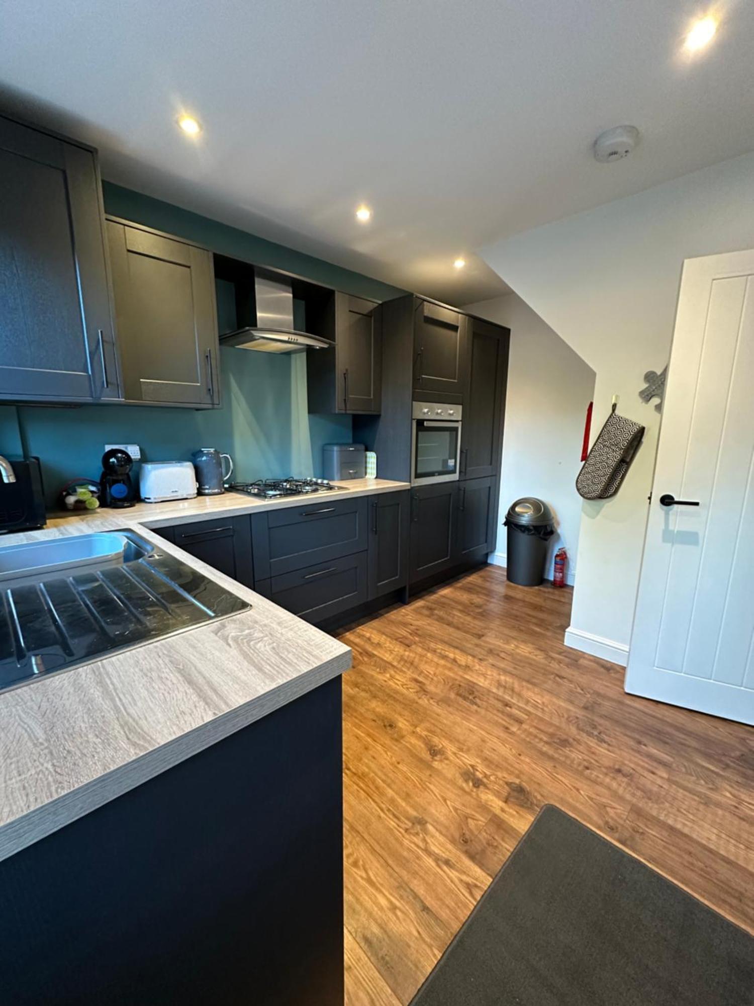 Elwood - Spacious Contemporary From In With Parking Harrogate