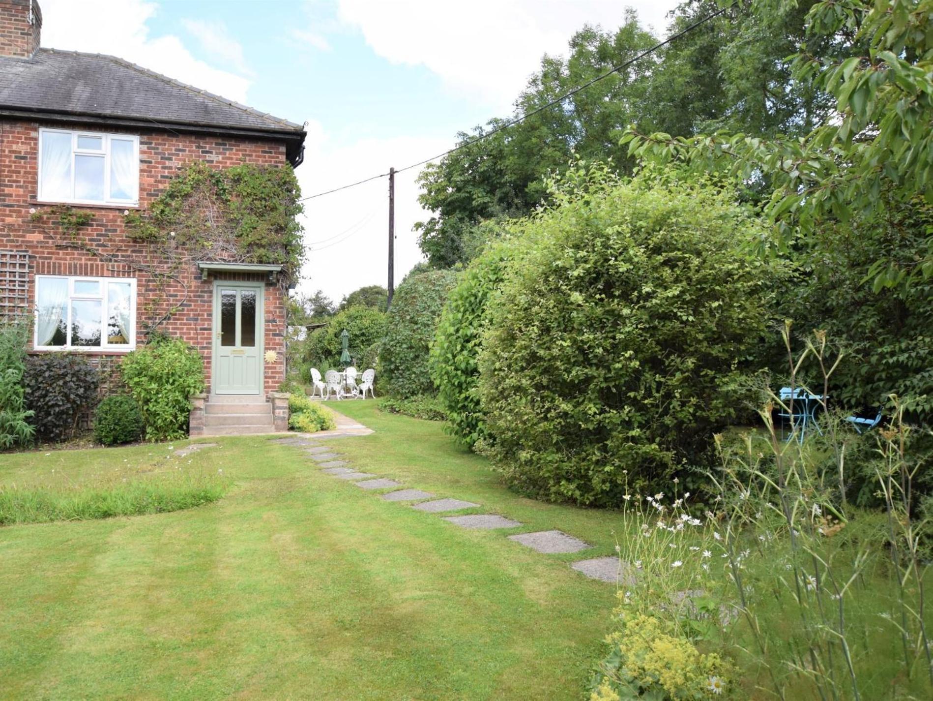 3 Bed In District Hh057 *