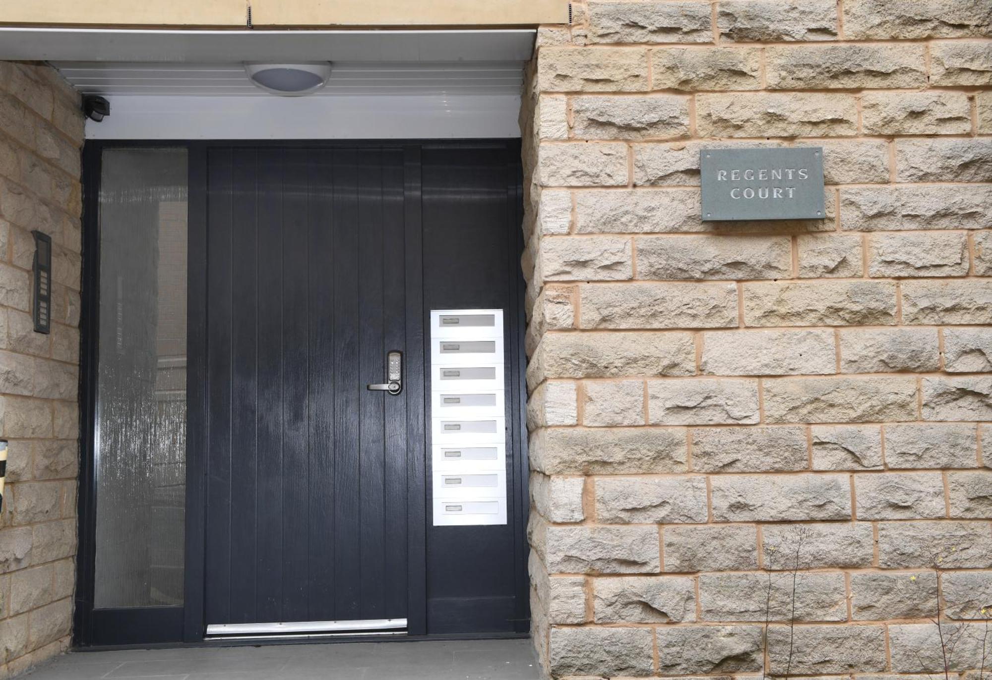 Self Catering - Regent's Court Azure Apartment Harrogate