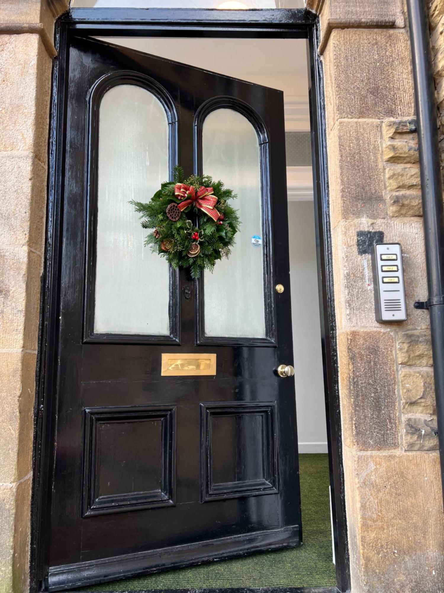 Apartment 2 Bed Ground Floor Apartment, Sleeps 4 With Free Parking *