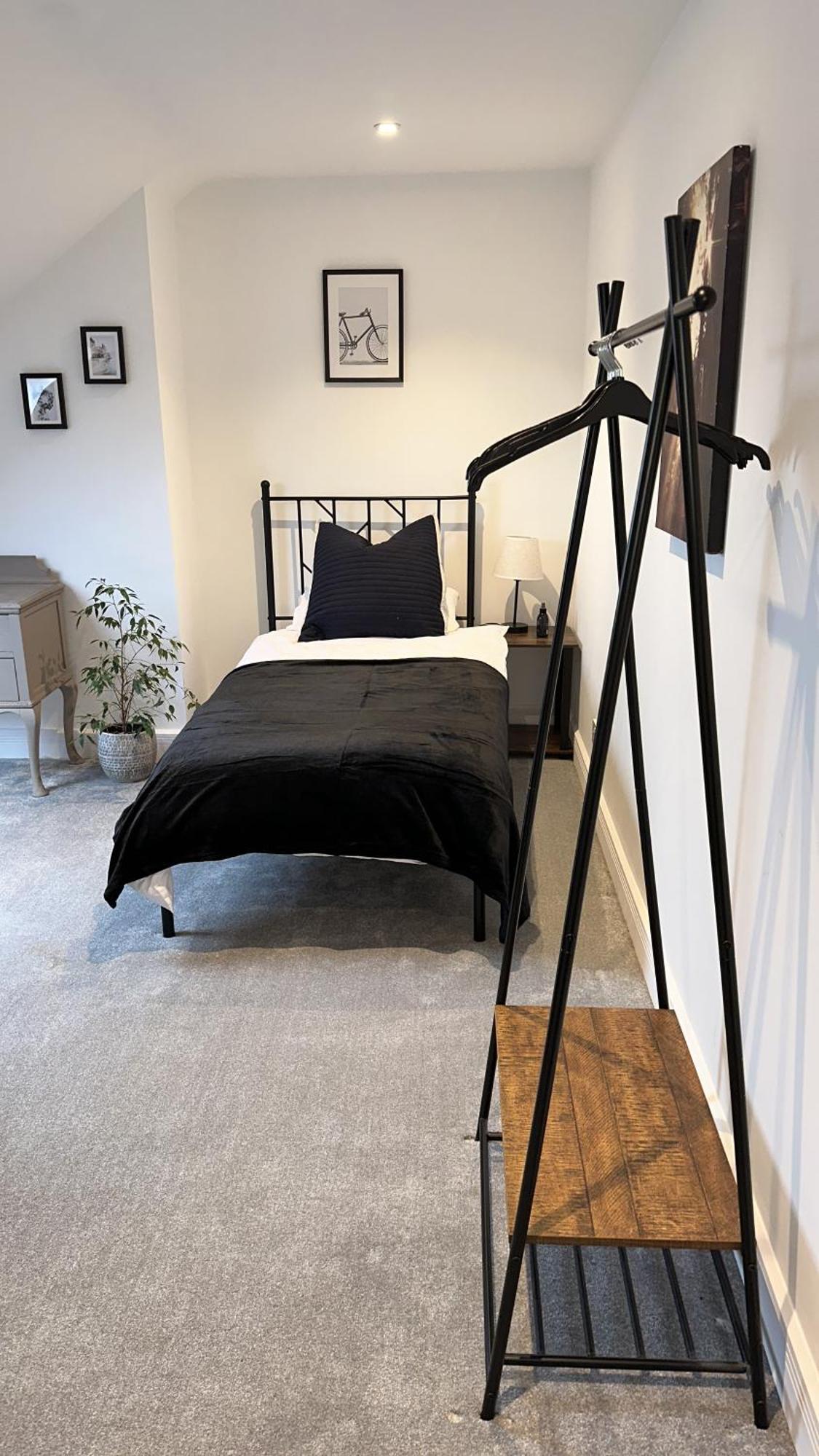Holiday home Modern House Sleeps 10, Cinema & Hot Tub *