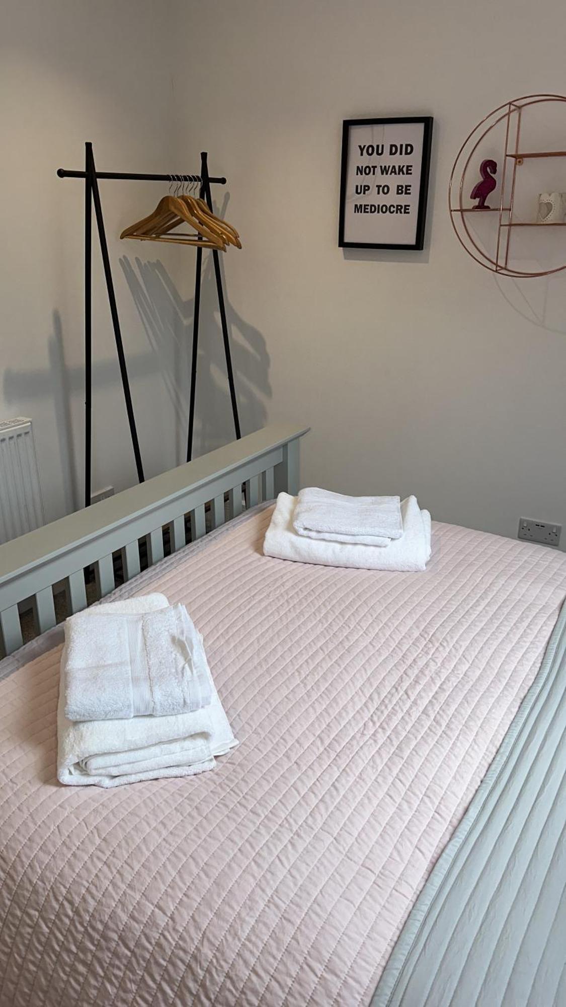 Holiday home Modern House Sleeps 10, Cinema & Hot Tub *