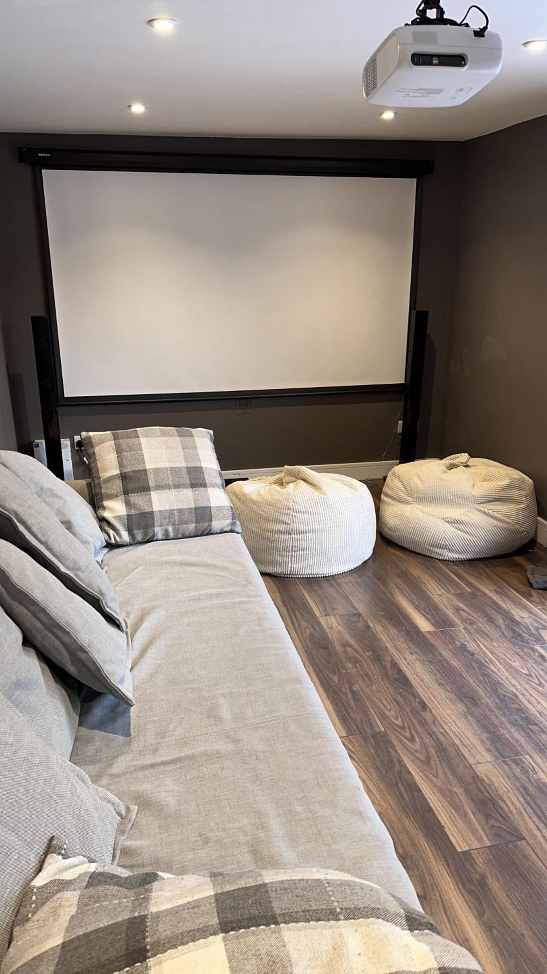 Modern House Sleeps 10, Cinema & Hot Tub