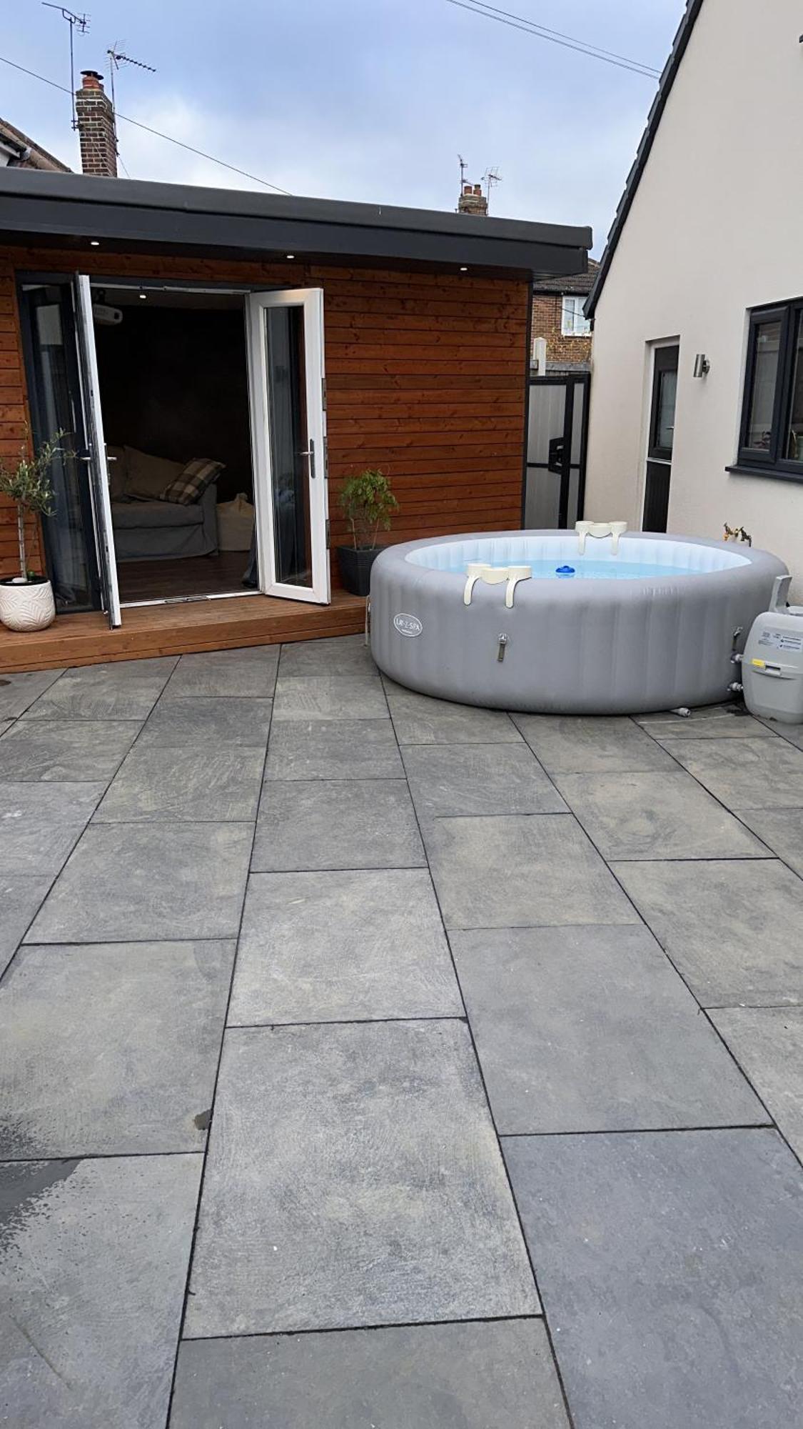 Modern House Sleeps 10, Cinema & Hot Tub *