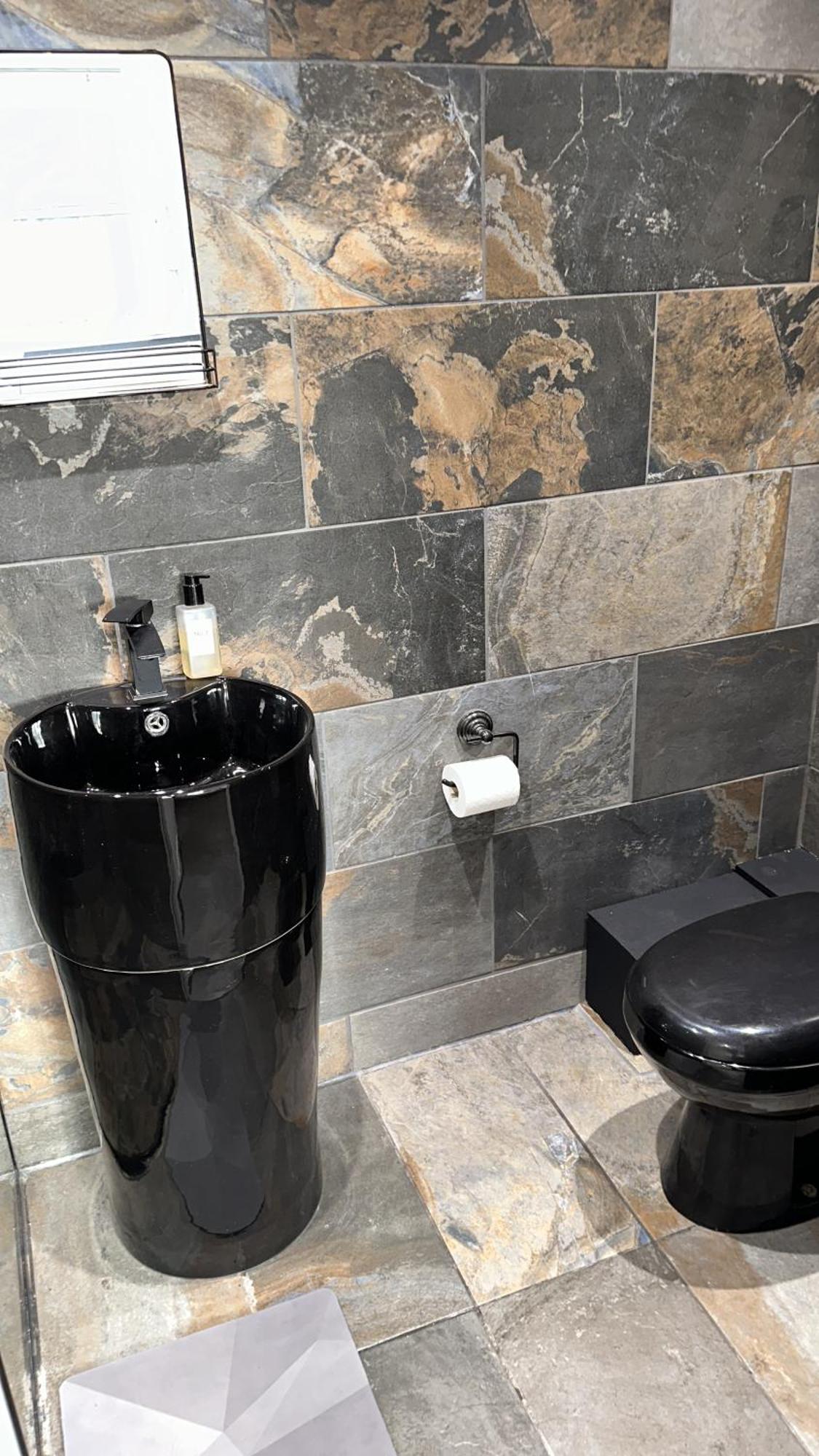 Modern House Sleeps 10, Cinema & Hot Tub Holiday home Harrogate