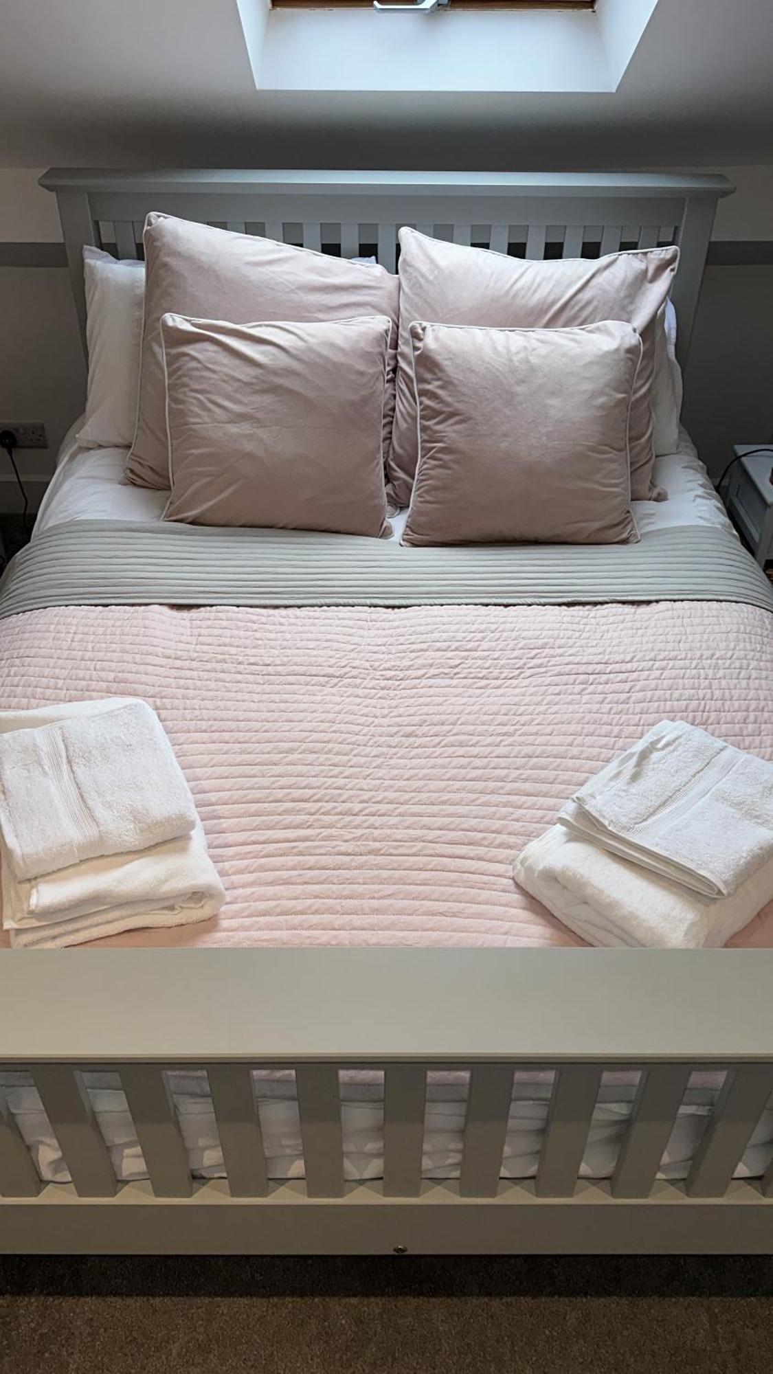 Holiday home Modern House Sleeps 10, Cinema & Hot Tub